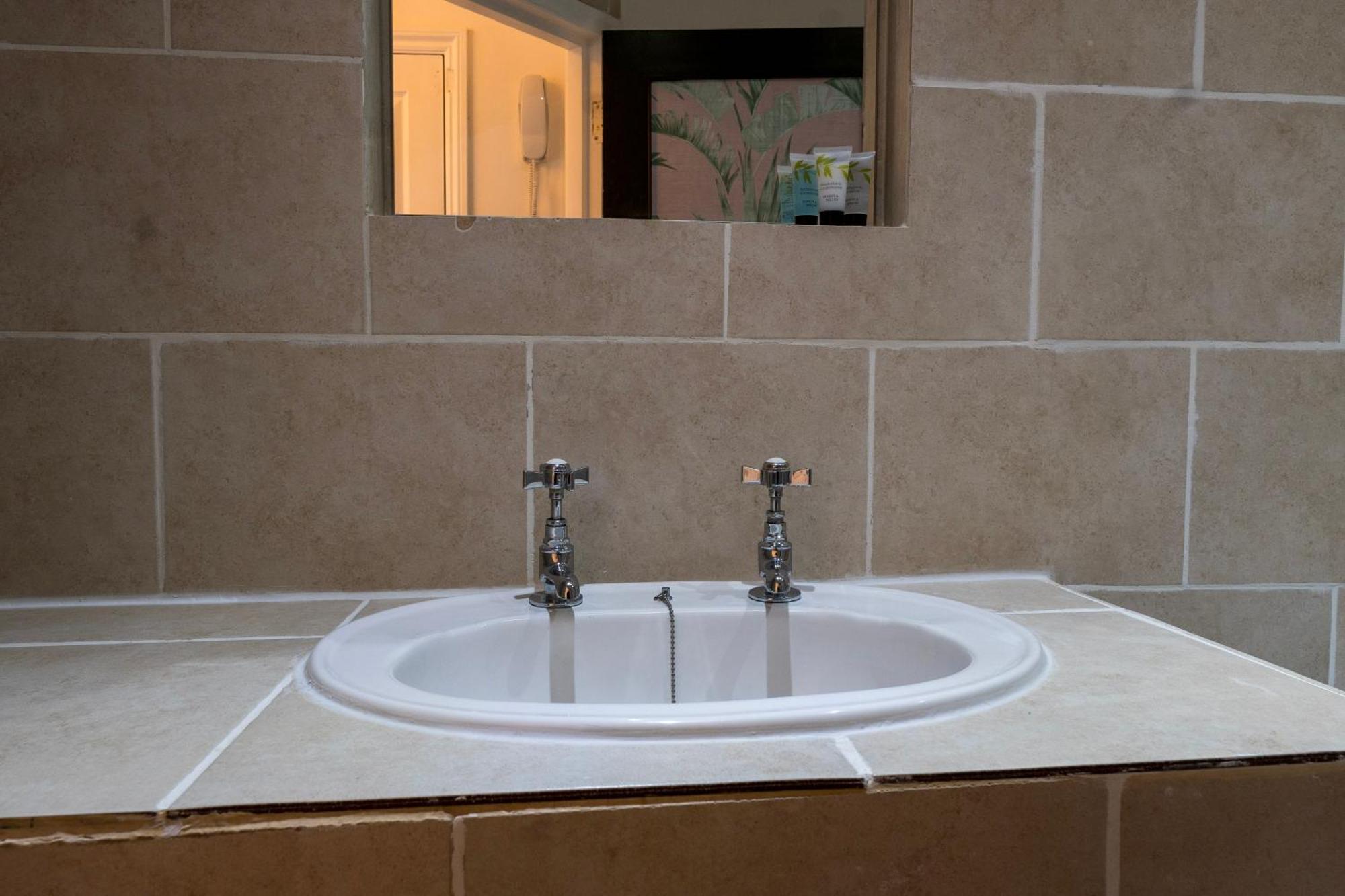 5C- Stylish Urban Retreat - Spacious 2 Bed Flat Londen Buitenkant foto